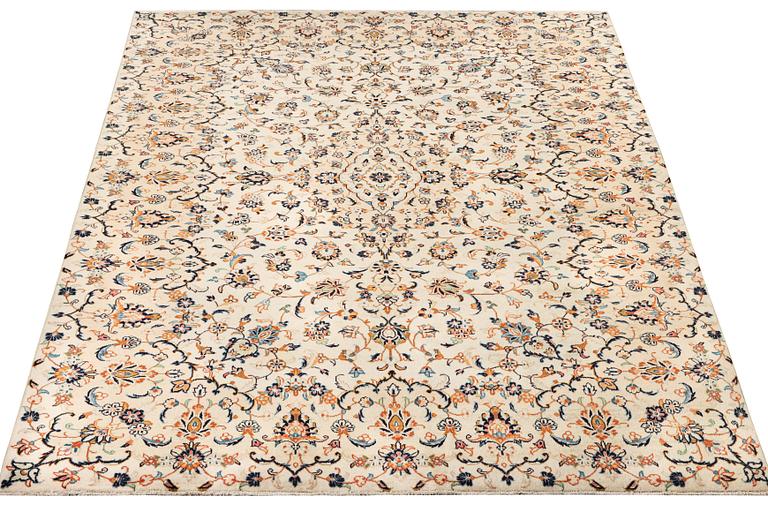 A Kashan carpet, a. 305 x 195 cm.