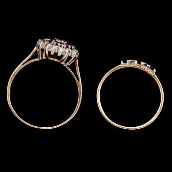 RINGAR, 2 st, 9 k guld med diamanter, blå och röda stenar. Total vikt ca 4 gram.