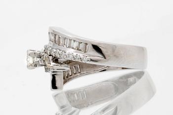 Ring 18K whitegold briliant and bguette-cut diamonds approx 1,20 ct in total.