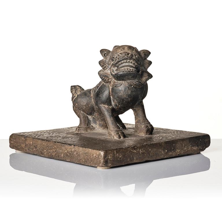 Pappersvikt, sten. Troligen sen Mingdynasti.