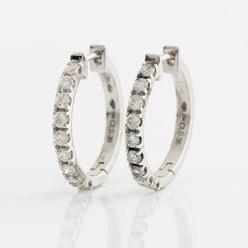 Örhängen, kreoler med briljantslipade diamanter, totalt 0,76 ct.
