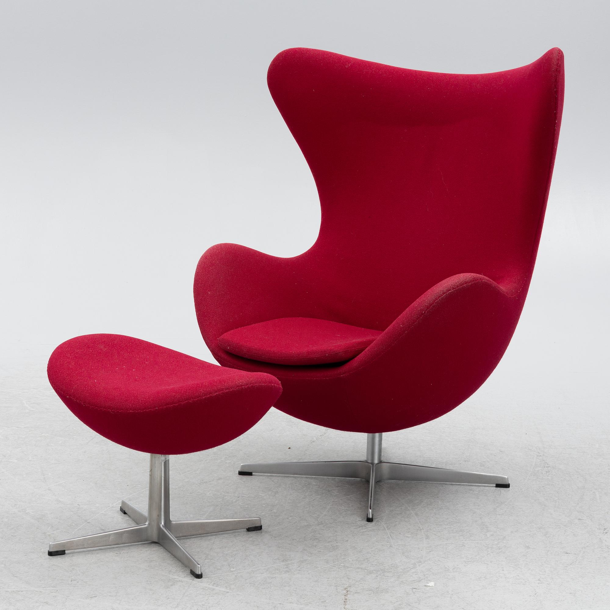 Arne Jacobsen, an armchair with footstool, "The Egg", Fritz Hansen, Danmark, 2000.