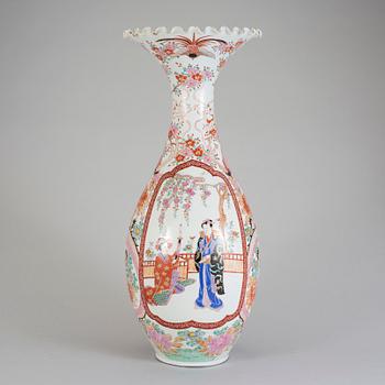 GOLVVAS. Porslin, Kina, 1900-talets början.