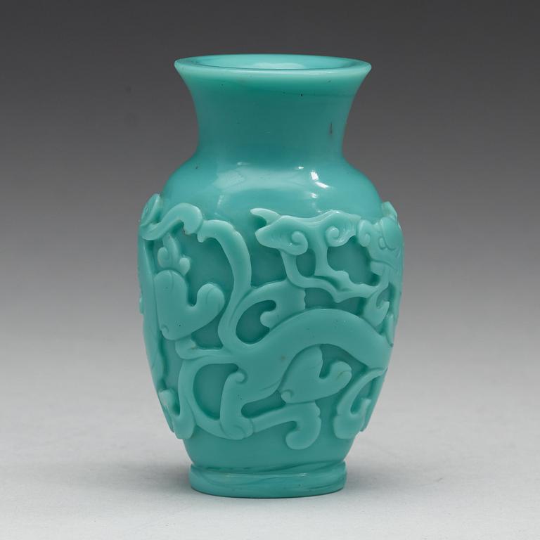 A turkoise green Beijing glass vase, Qing dynasty, 19th Century.