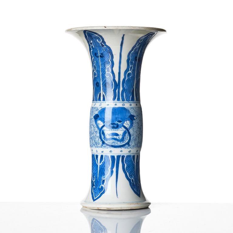 A blue and white vase, Qing dynasty, Kangxi (1662-1722).