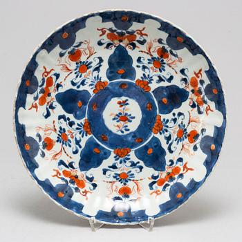 An imari export porcelain dish, Qing dynasty, Qianlong (1736-95).