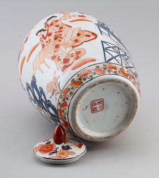 LOCKURNA, porslin, Japan, 1900-talets första hälft.