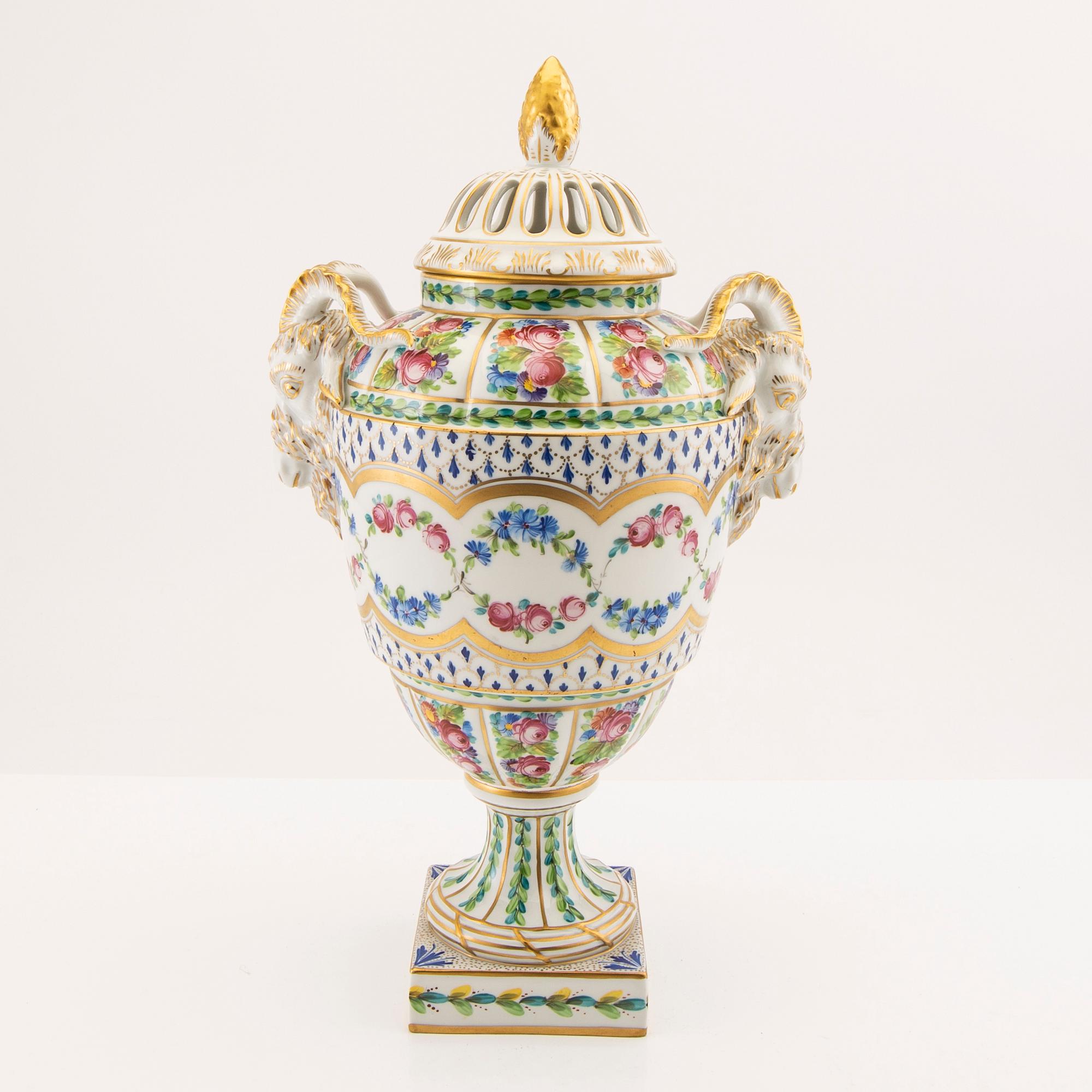 Potpourri urn Dresden, porcelain from the second half of the 20th century.