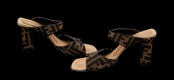 SKOR, 2 par sandaletter, Fendi samt Gucci.