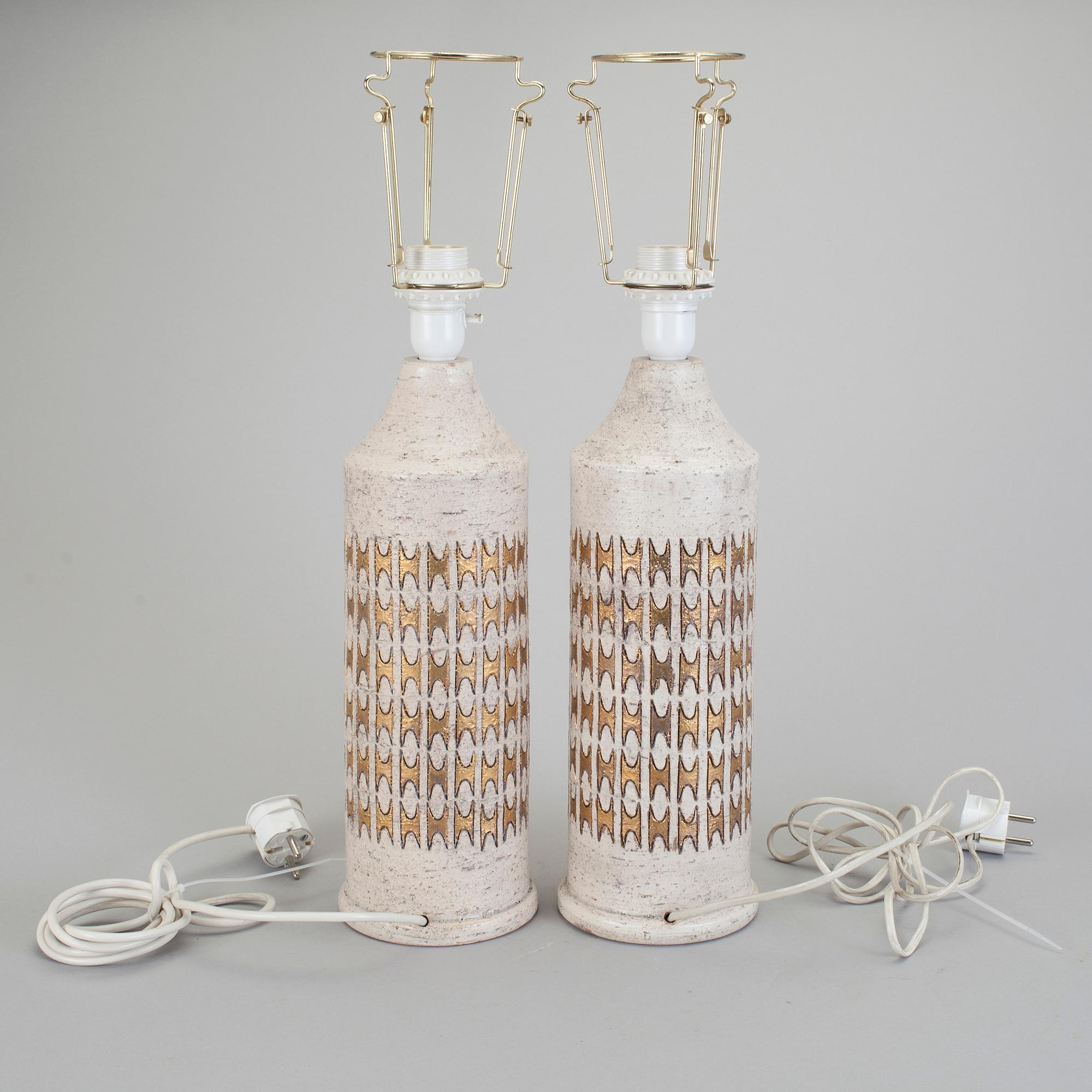 BORDSLAMPOR, 2 st, chamotterat lergods. Bitossi, Bergboms, 1900-talets andra hälft.