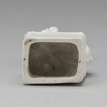 RÖKELSEHÅLLARE, porslin, blanc de chine, Kina, Qing-stil.