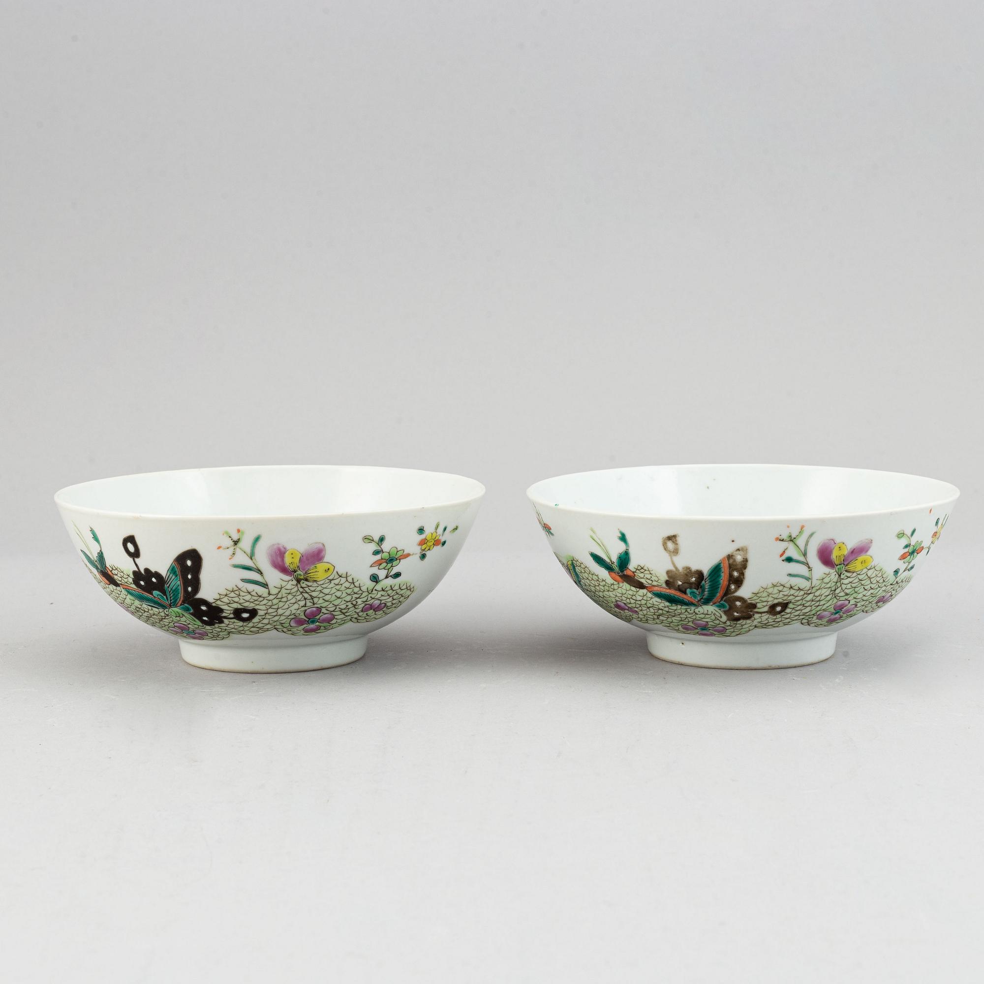 A pair of famille rose bowl, Qing dynasty, circa 1900.