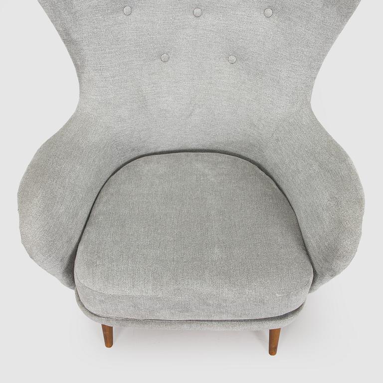 A mid-20th century armchair.