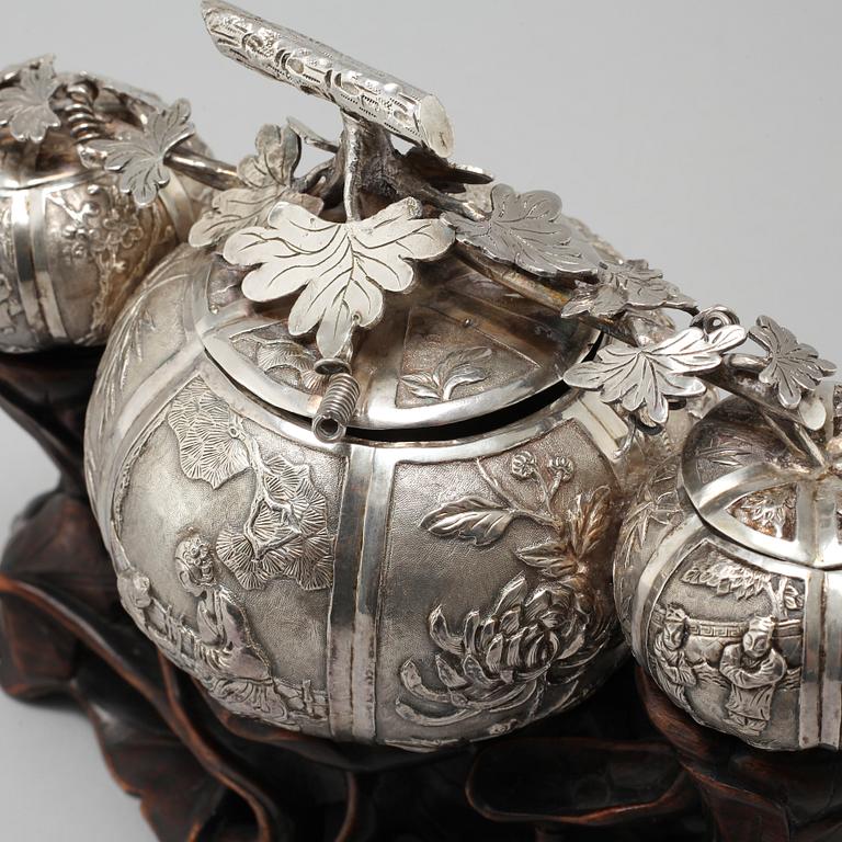 SKÅLAR MED LOCK, låghaltigt silver, Kina, 1900-talets första hälft.