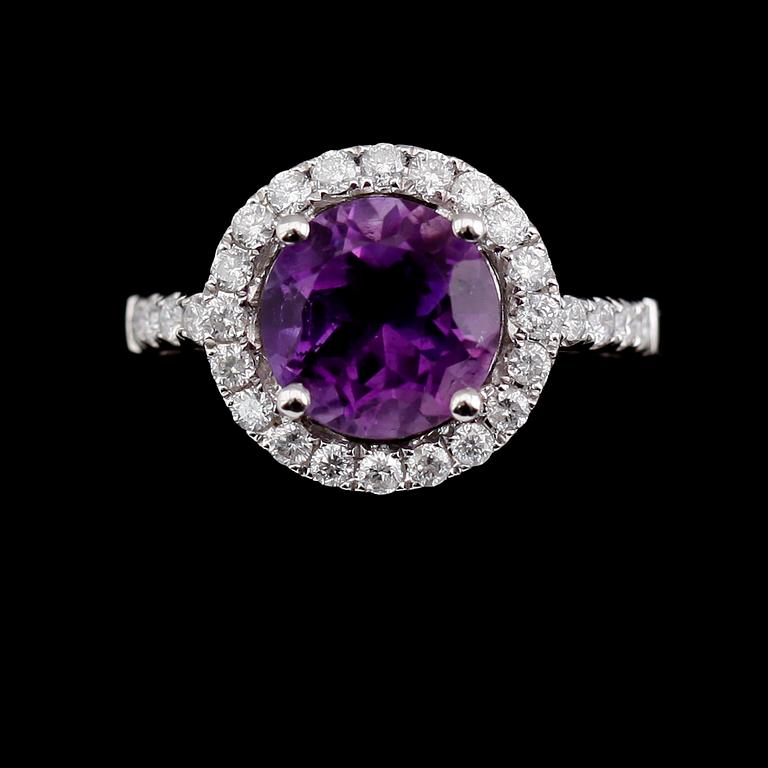 RING, 18 k vitguld, ametist ca 2.39 ct, briljantslipade diamanter tot 0.52 ct.