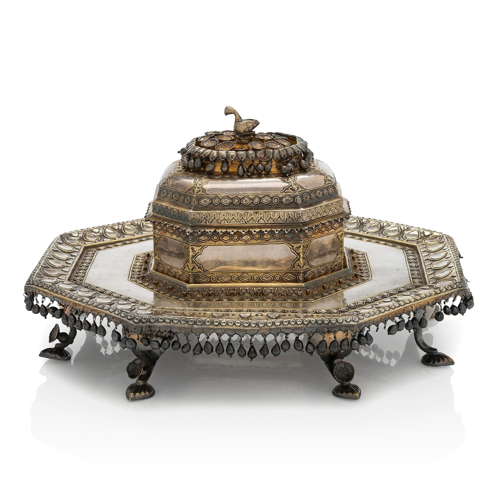 Pan-skrin på bricka, silver och förgyllt silver, mogulstil, Delhi, Indien, 1800-talets första hälft.