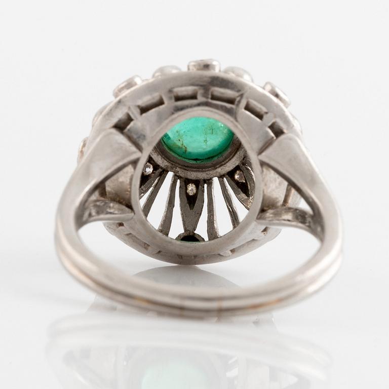A Tillander ring platina med en cabochon-slipad smaragd.