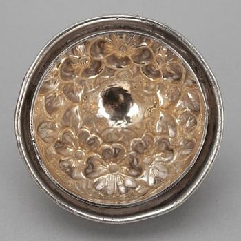 SOCKERSKÅL samt GRÄDDSNÄCKA, silver, nyrokoko, 1900-talets första hälft. Vikt 947 g.