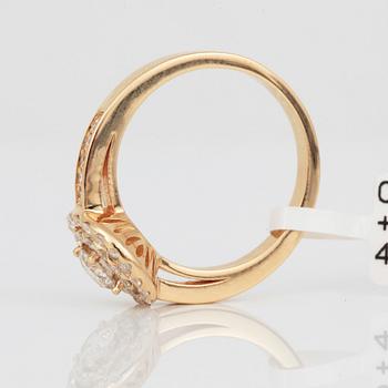 RING, 18K guld med briljantslipade diamanter, tot ca 0,76 ct. Total vikt ca 4,96 g.