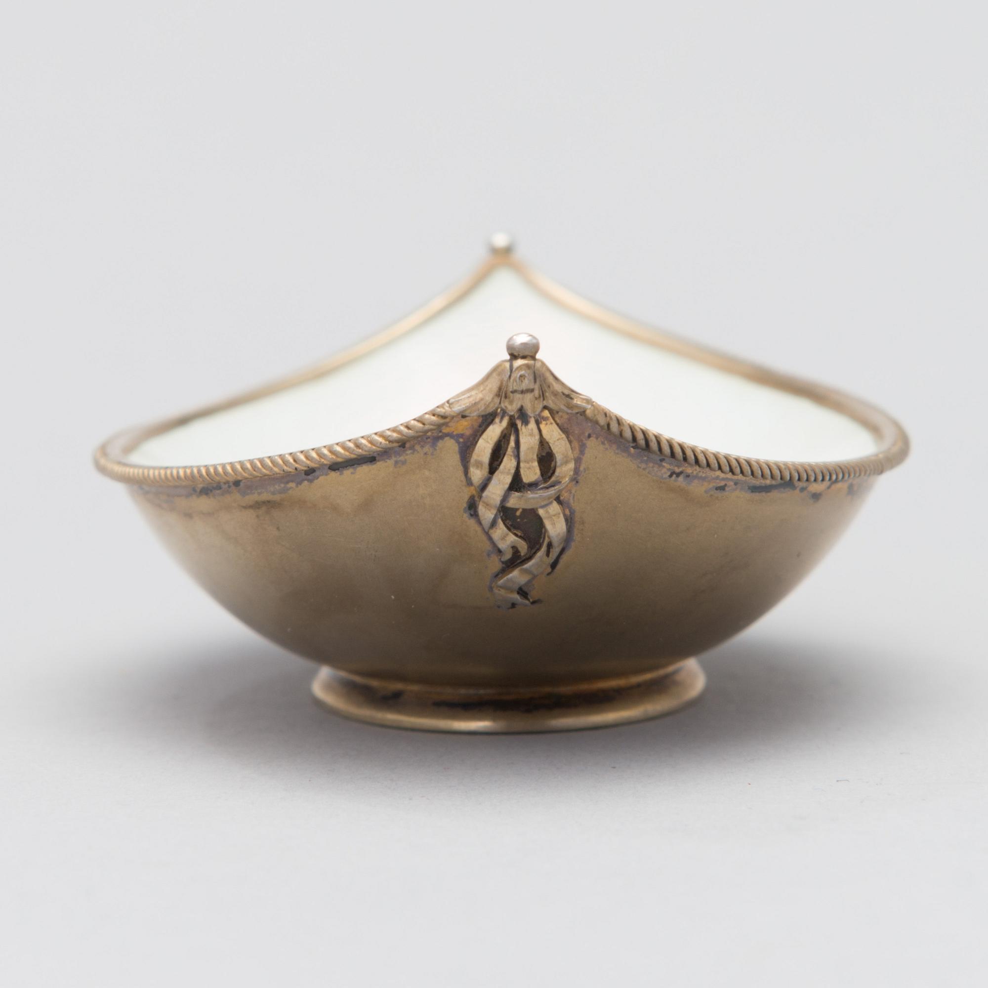 NEULAVATI, valkoiseksi emaloitu hopeaa, Henrik Wigström, Pietari 1890-luku.