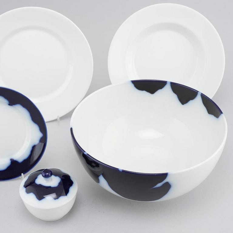 67 pieces of porcelan table ware, partly designed by Lin Utzon, Royal Copenhagen, 1980s.