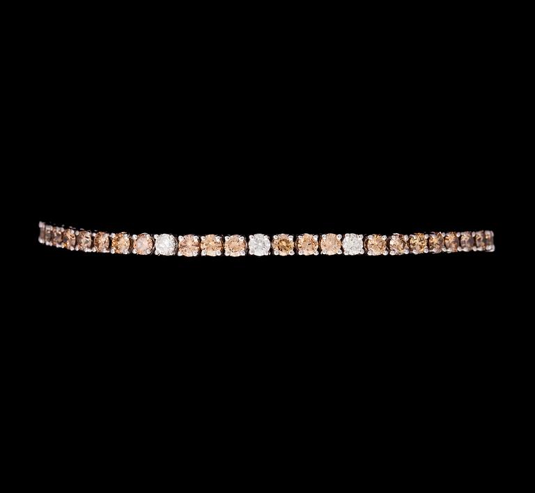 ARMBAND, cognacsfärgade briljantslipade diamanter, tot. 6.20 ct, tre vita diamanter.