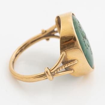 Ring i 18K guld med grön graverad turkos.