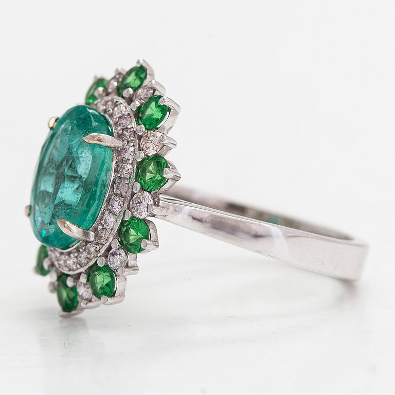A 14K white gold ring with an emerald 2.40 ct, tsavorites 0.75 ct and diamonds ca 0.42 ct. With IGI certificate.