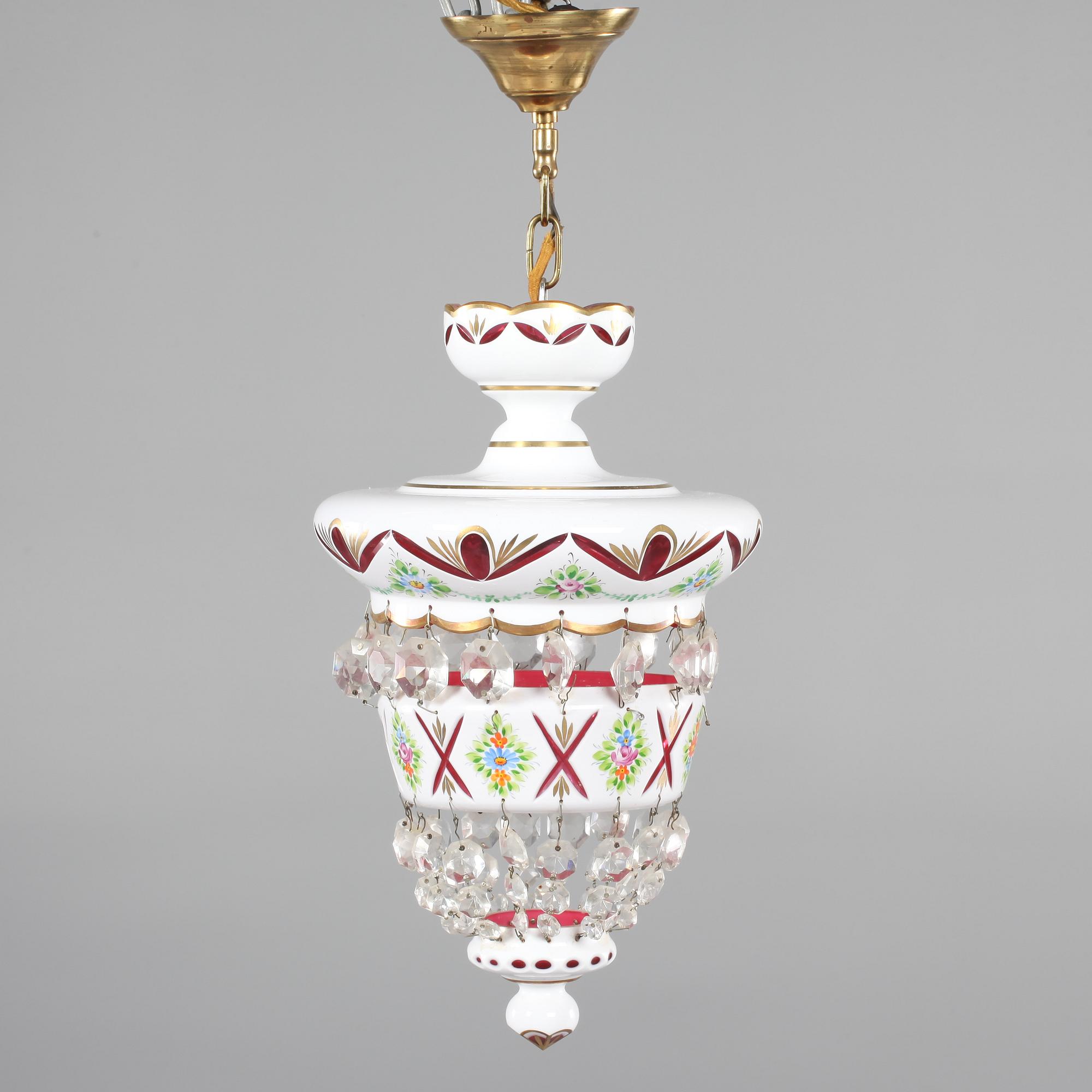 TAKLAMPA, Böhmisk stil, 1900-talets första hälft. Höjd ca 58 cm.