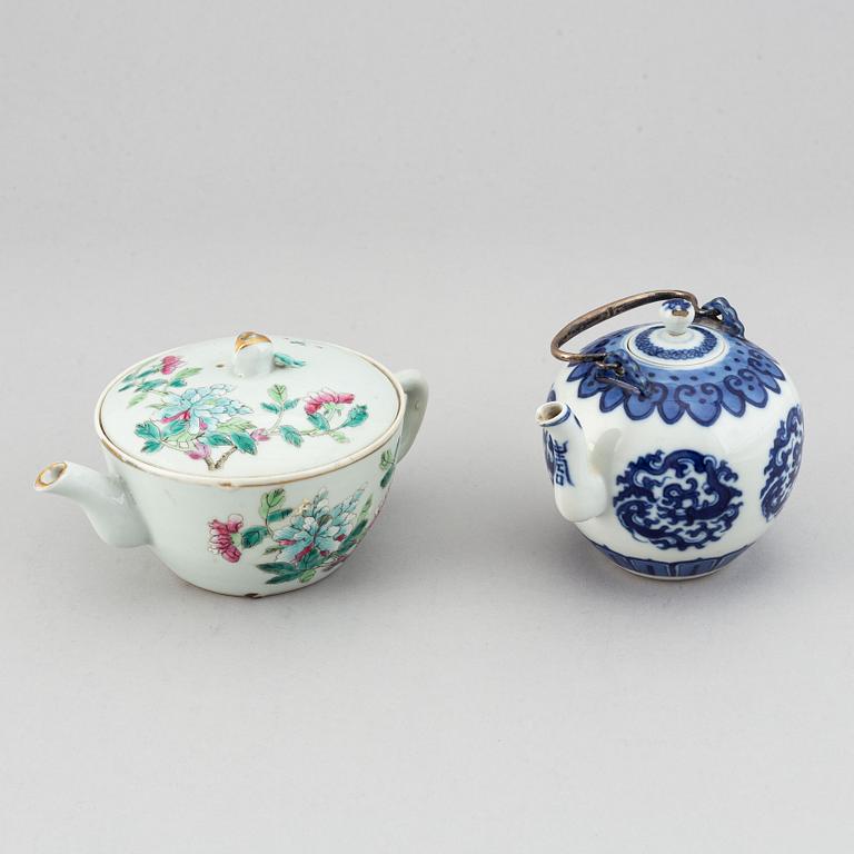 A set of two tea pots, late Qing dynasty/early 20th Century.