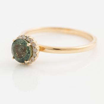Ring in 14K gold with a green sapphire and brilliant-cut diamonds.