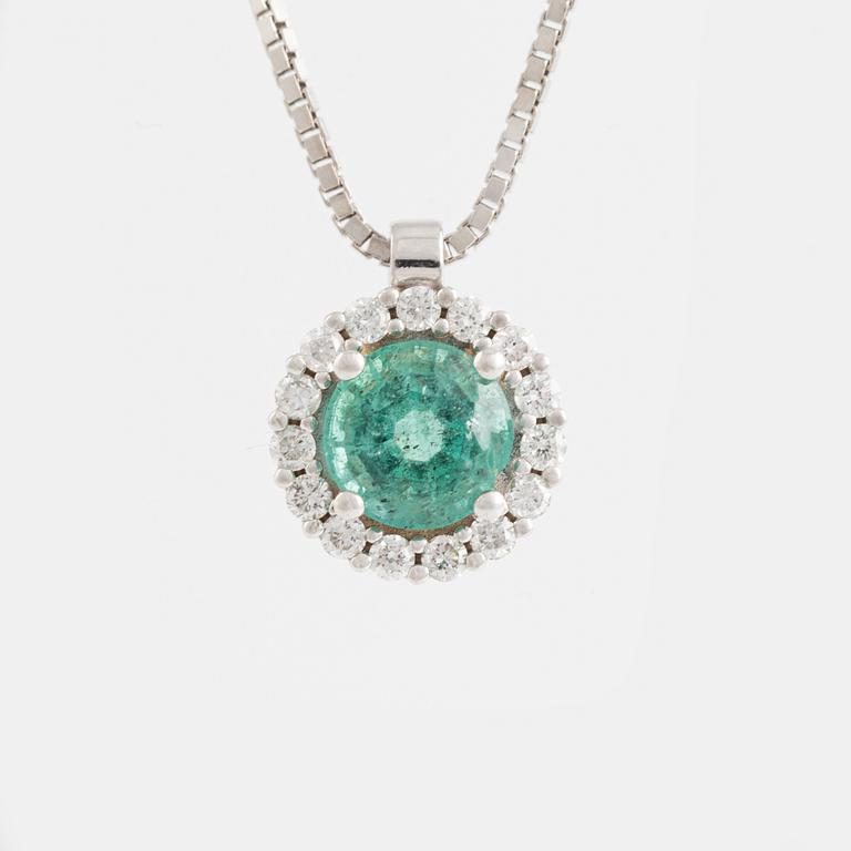 Hänge med smaragd och briljantslipade diamanter, med kedja.