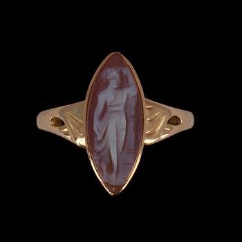 RING, 18K guld, kamé, Åbo 1925. Vikt 3,8 g.