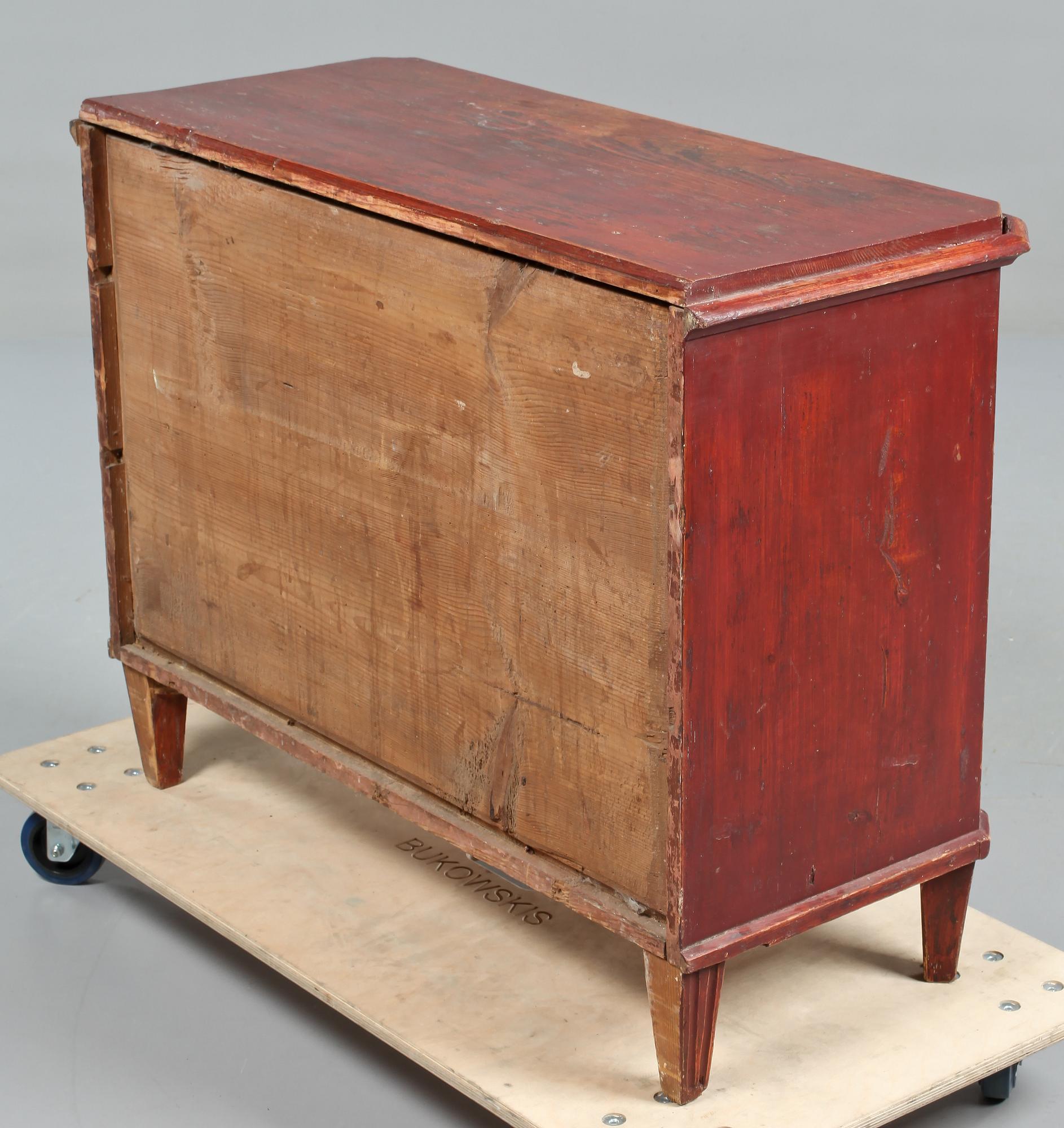 BYRÅ, sengustaviansk, omkring år 1800.