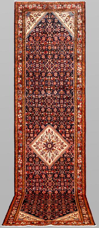 A Hamadan runner, c. 422 x 110 cm.