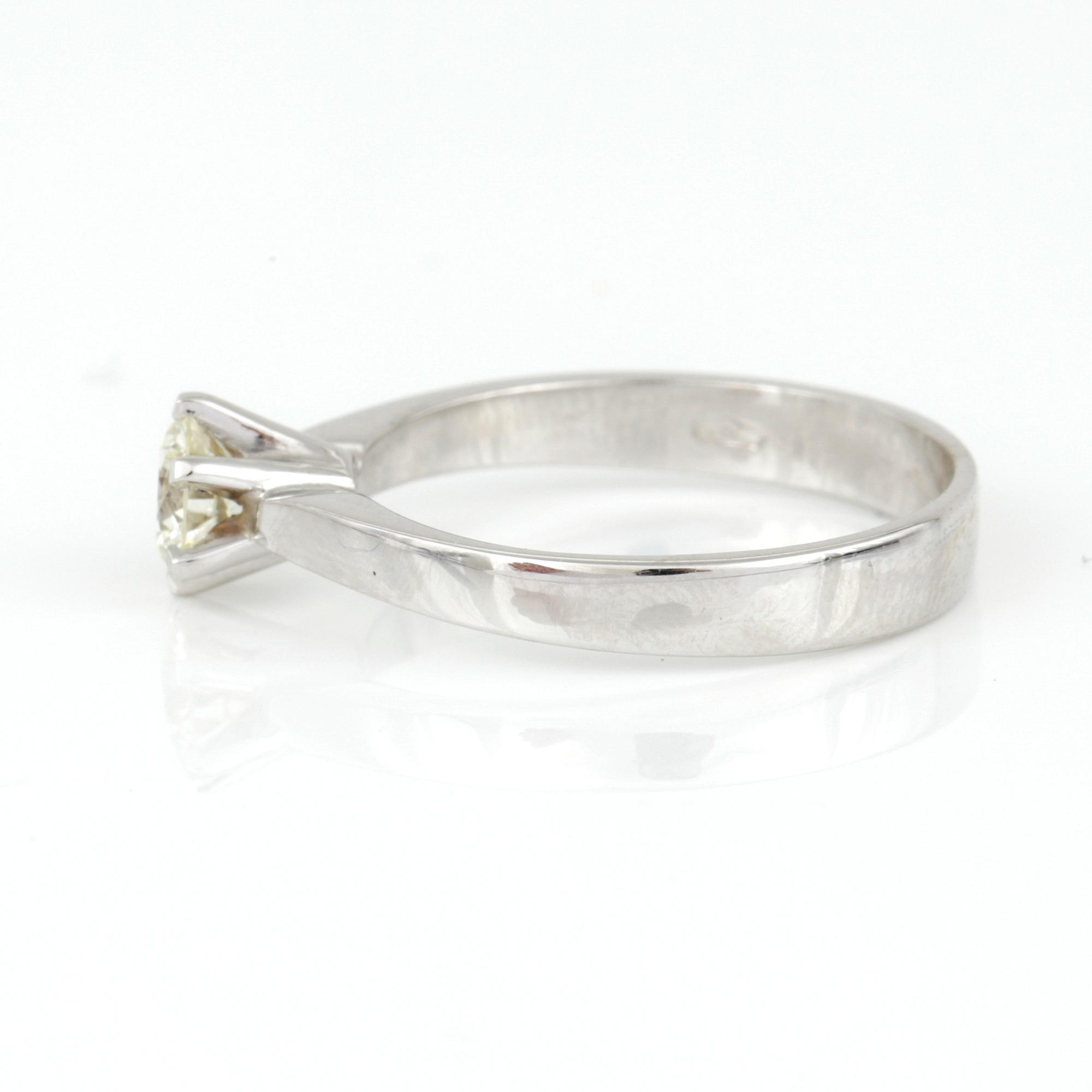RING, 18K vitguld med briljantslipad diamant ca 0,50 ct. Vikt 3,50 g.