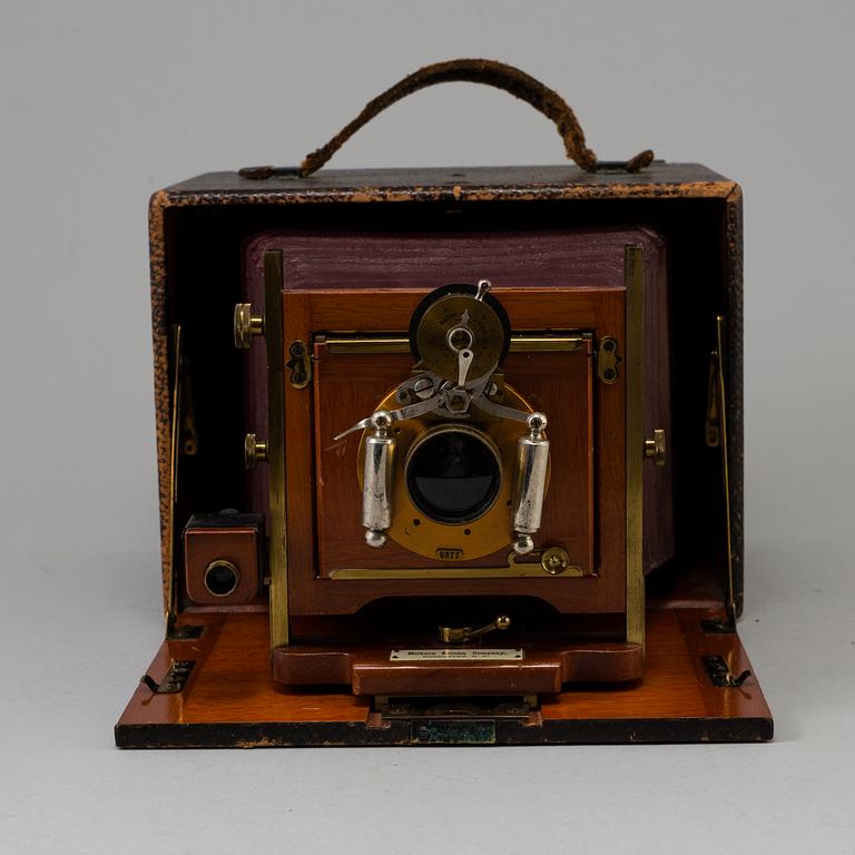 A "The Korona Hand Camera", Milburn Camera Company, New York, USA from around year 1900.
