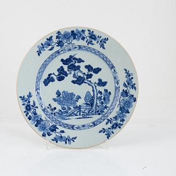 A blue and white Chinese export porcelain dish, Qing dynasty, Qianlong (1736-95).