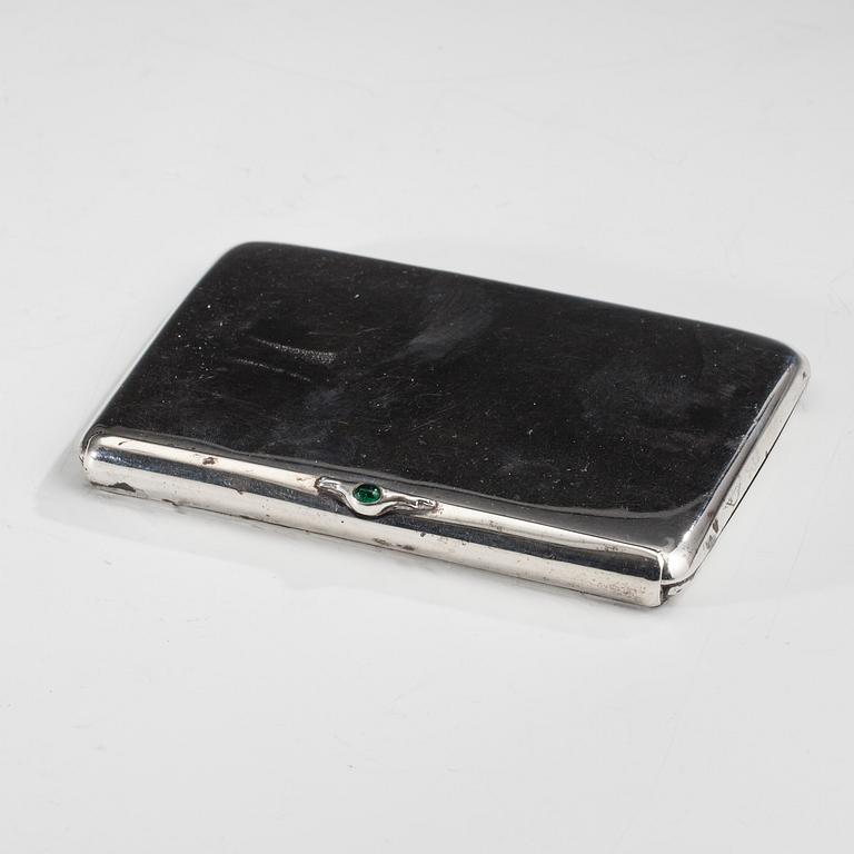 CIGARRETTETUI, silver med grön sten, Moskva, Ryssland ca 1910-20. Vikt 177,5 g.