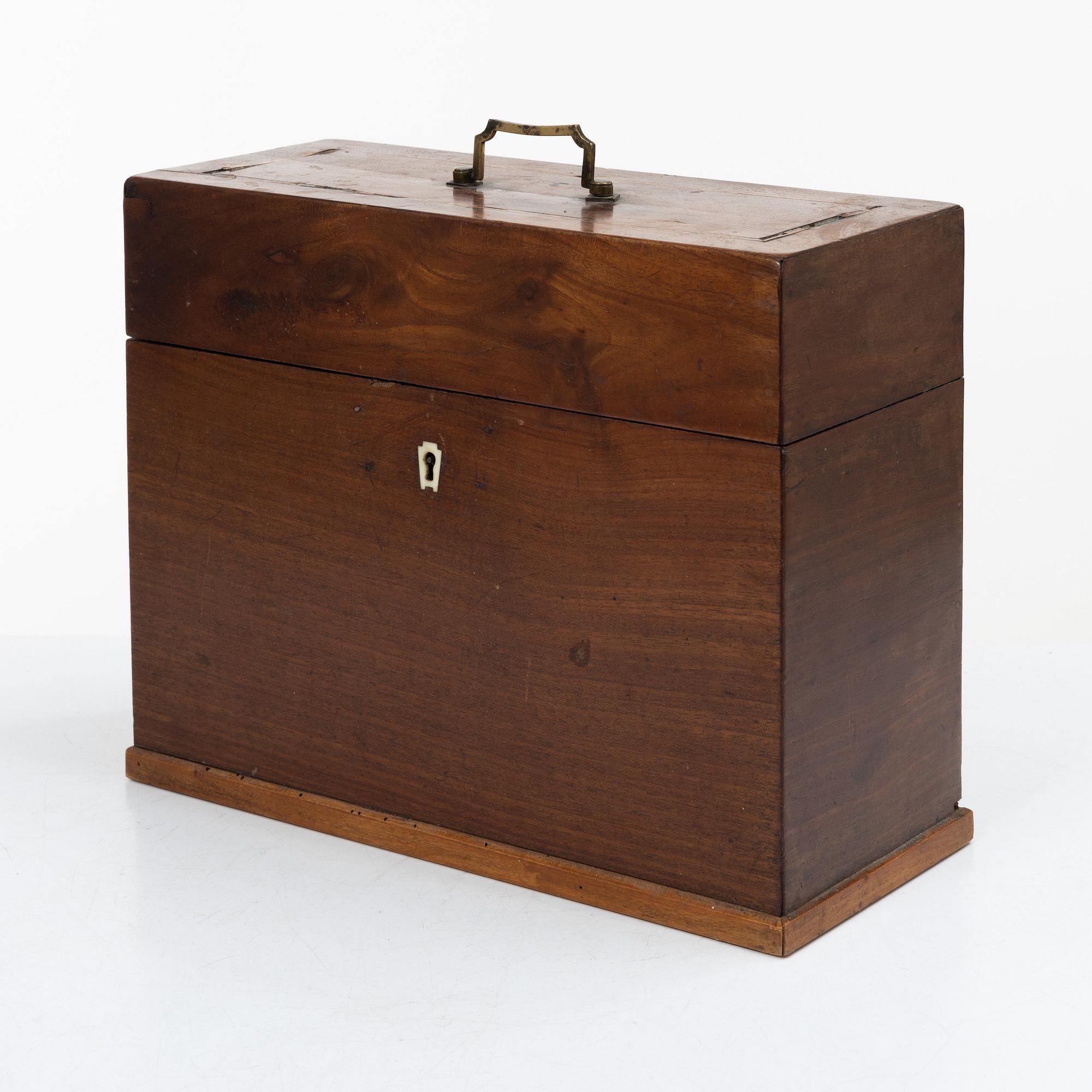 A mahogany-veneered box with glass bottles, around 1800.
