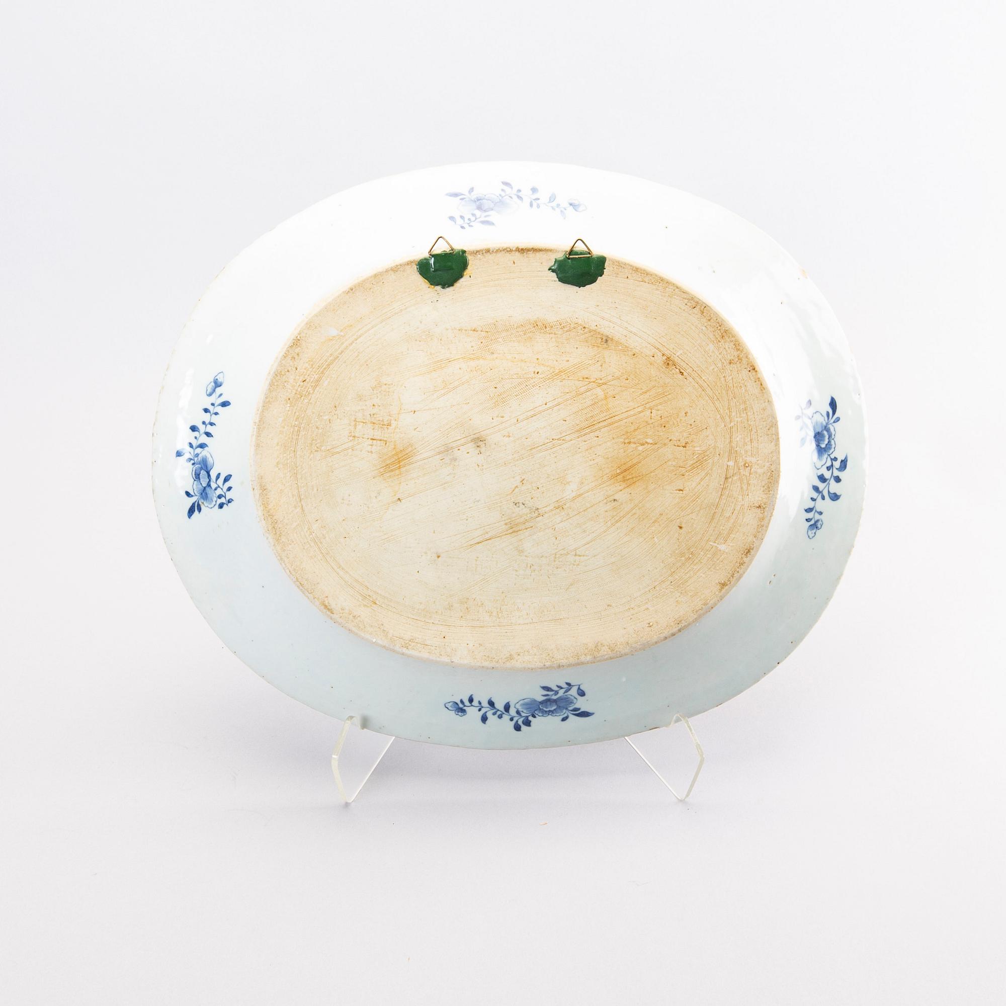 A Chinese Qianlong porcelain plate.