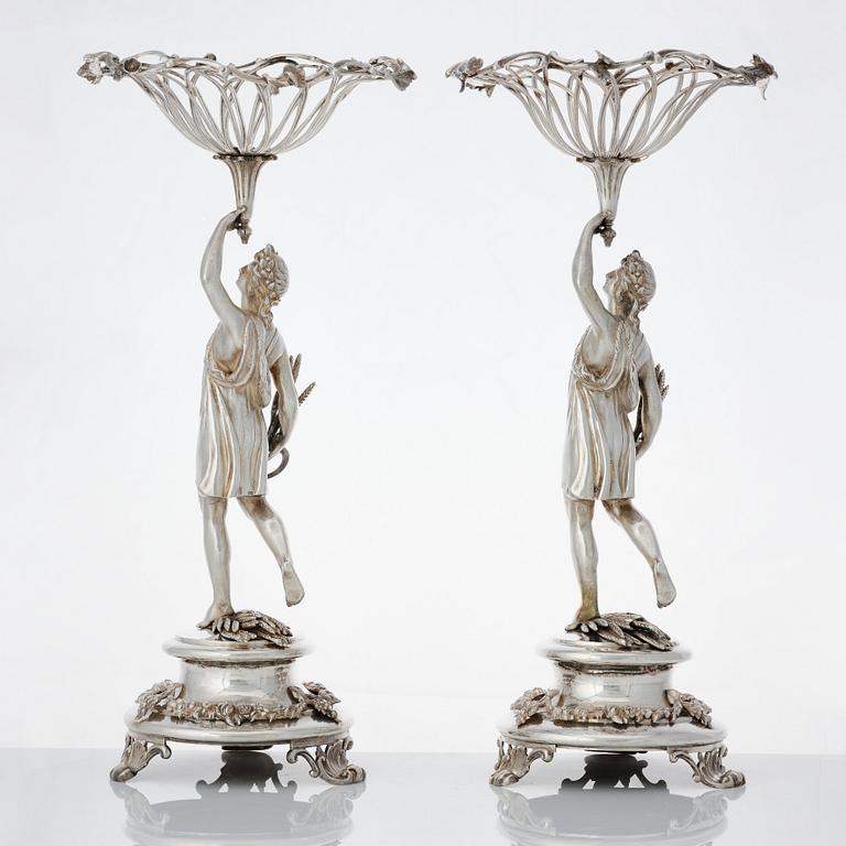 Gustaf Möllenborg, praktskålar, ett par lika, silver, Stockholm 1832. Nyrokoko.