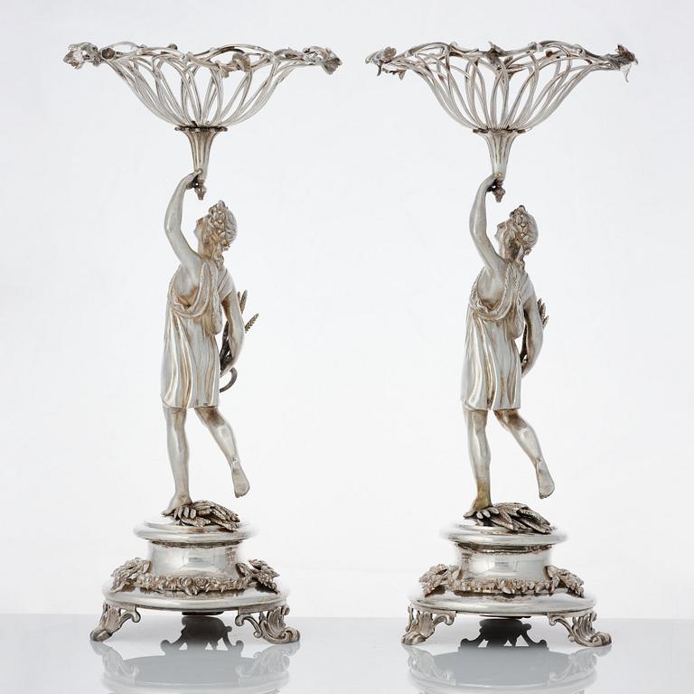 A matched pair of Swedish 19th century silver bowls, Gustaf Möllenborg, Stockholm 1832.