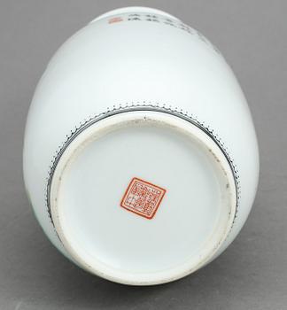 VAS, porslin. Kina, Republik, 1900-talets första hälft.