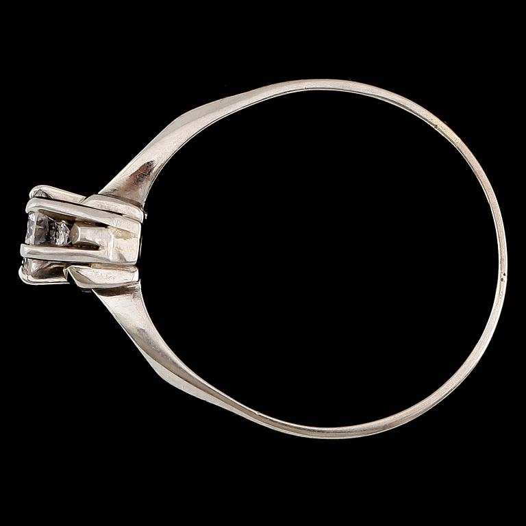 RING, 18 k vitguld, briljantslipad diamant 0.41 ct. Vikt 2,5 g.