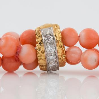 COLLIER/TVÅ ARMBAND, signerade Van Cleef & Arpels, i ljus korall samt briljantslipade diamanter totalt ca 1.50 ct.