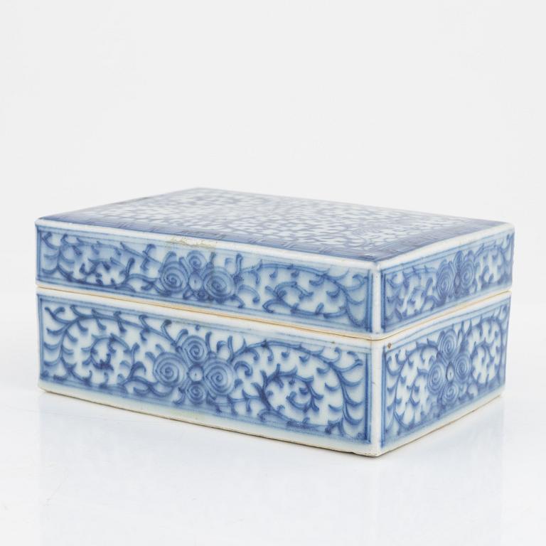 A blue and white porcelain box with cover, Qing dynasty, circa 1900. With an inscription.