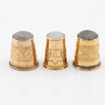 Thimbles three pieces and earrings a pair, 18K gold.