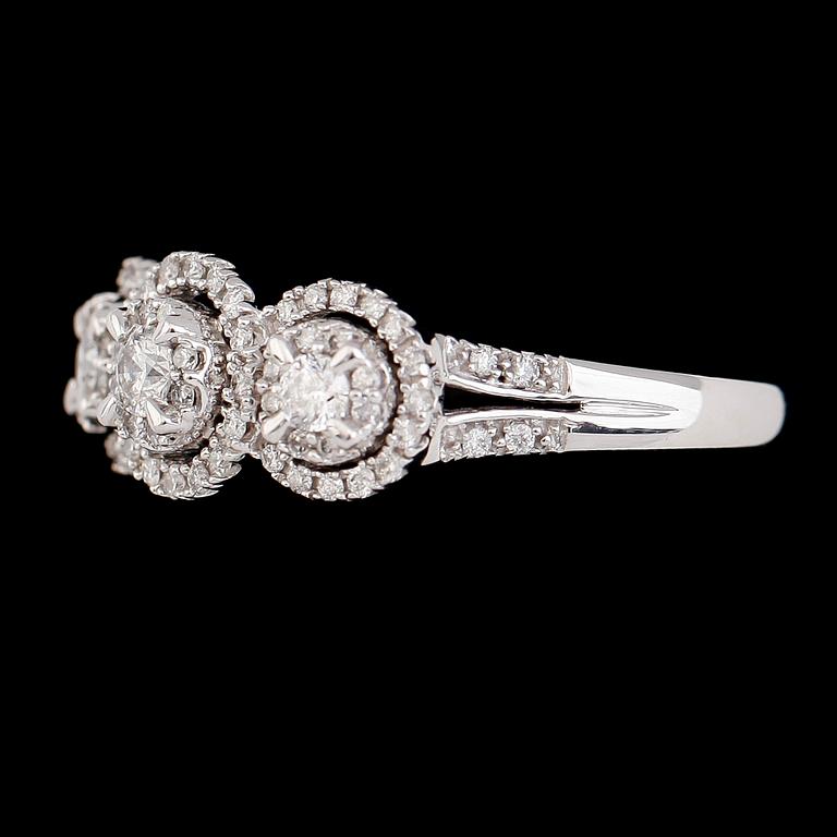 RING, 10K vitguld, briljantslipade diamanter tot ca 0.75 ct. Vikt ca 5 g.