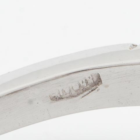 Ring in 18K white gold with pearls, one cultured and one imitation pearl, and eight-cut diamonds.